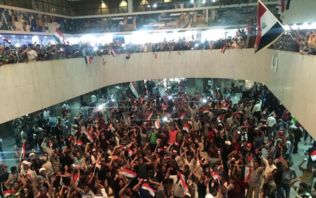 متظاهرو التيار الصدري يقتحمون مبنى مجلس النواب + صور