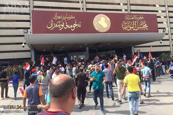 Mukteda Sadr Taraftarları Irak Parlamentosunu Bastı / Foto