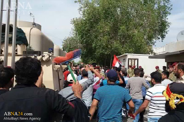 تصویری رپورٹ: مقتدی صدر کے حامی مظاہرین عراقی پارلیمنٹ میں پہنچ گئے