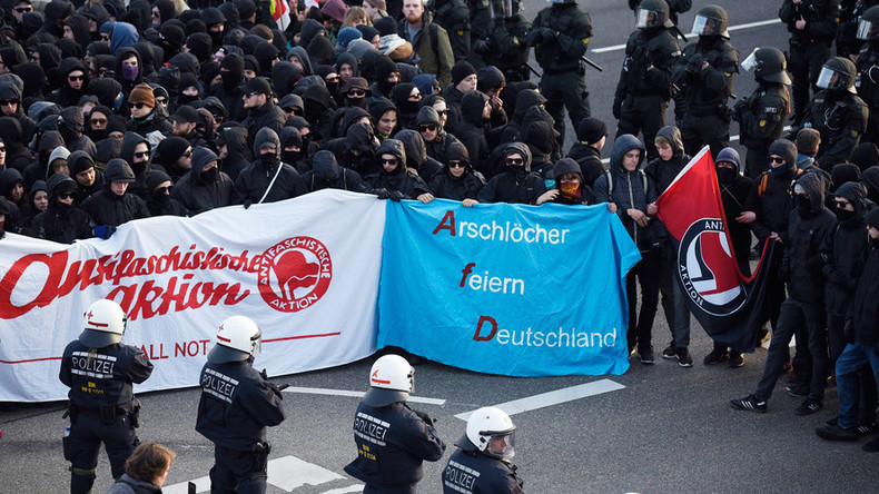 “Policía Alemana Detiene a 400 Manifestantes que Protestaban en Contra de Medidas Islamófobas en el País” 