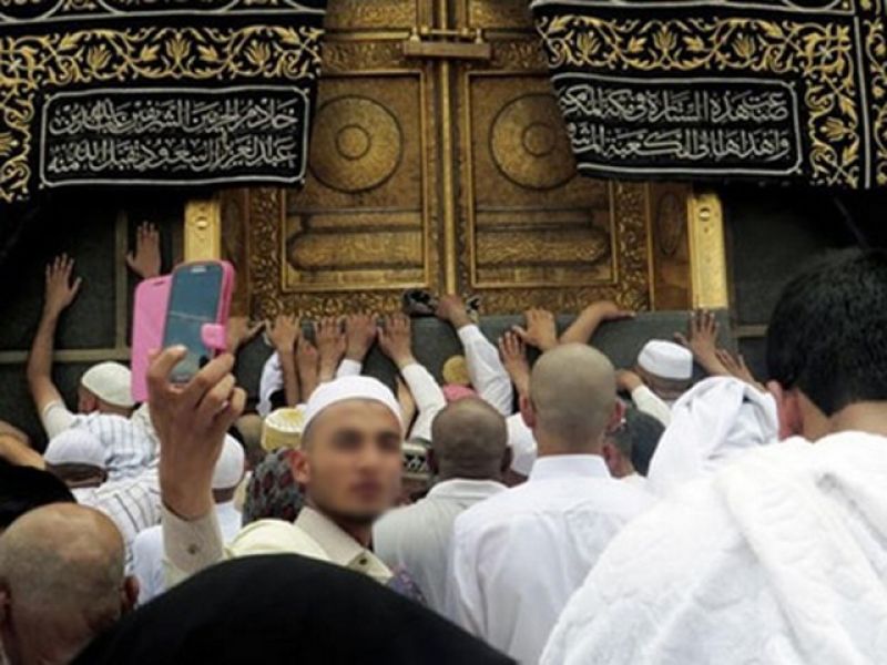 سعودی علما کافتویٰ: طواف کعبہ و دیگر عبادات کے دوران تصاویر بنوانا شرعاً حرام 