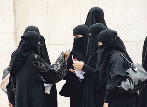 سعوديات يطالبن برواتب شهرية مقابل عملهن المنزلي