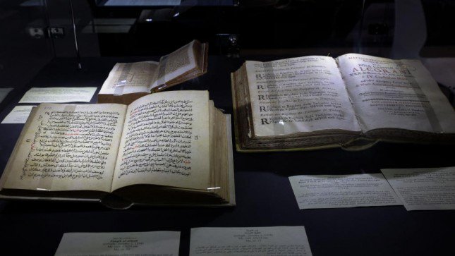 英文版《古兰经》在阿布扎比展会上展出(附图)