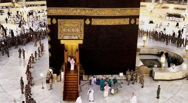  السعودية تعلن الاكتفاء بغسل الكعبة المشرفة مرة واحدة في العام