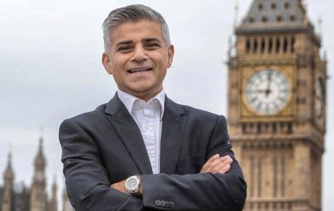 أول مسلم يفوز بمنصب عمدة لندن