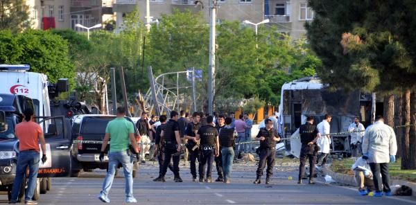 Diyarbakır'da polise saldırı