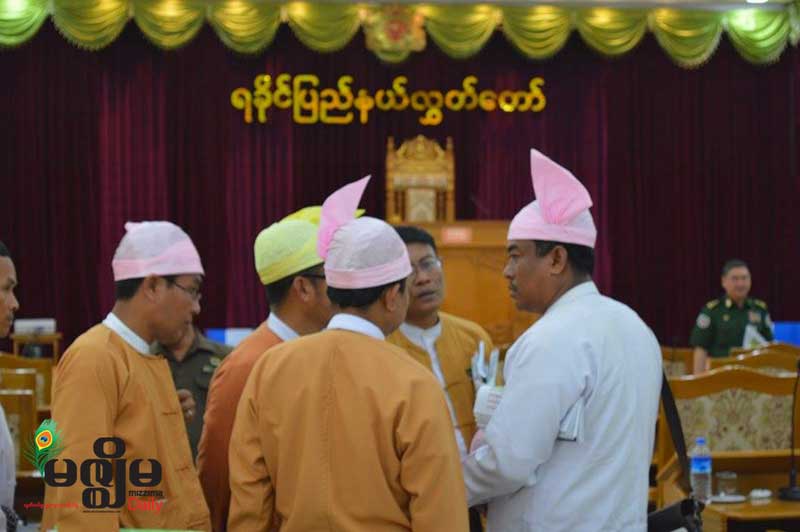ရခုိင္စစ္ေဘးေရွာင္မ်ားကုိ အကူအညီေပးေရး အဆုိ ဆက္ေဆြးေႏြးရန္ လႊတ္ေတာ္ ဆုံးျဖတ္
