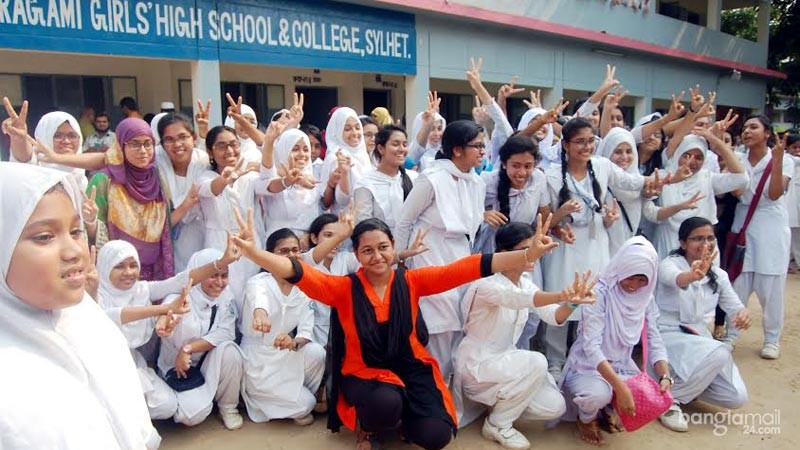 এসএসসির ফল, কারো আনন্দ কারো চোখে জল 