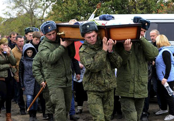 قاعدة حميميم تعلن وفاة جندي روسي متأثرا بجروحه بسبب قصف المسلحين
