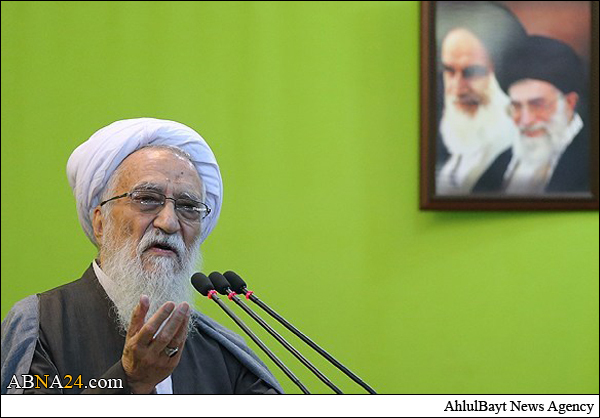 خطيب جمعة طهران: يجب منح اميركا ميدالية لسرقتها ملياري دولار