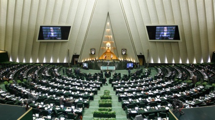 Iranisches Parlament beschließt dringliche Gesetzesvorlage zur Verklagung der USA auf Schadensersatz