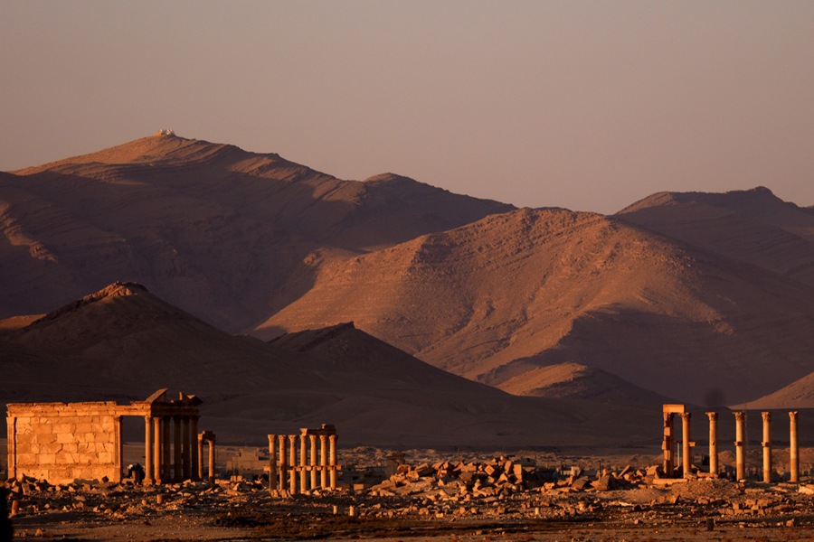 ISIS fierce clashes with Syrian Army near Palmyra; two hills captured, troops withdrew slightly 