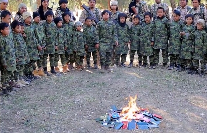 آسيويون من تنظيم داعش يحرقون "جوازاتهم" في الحسكة