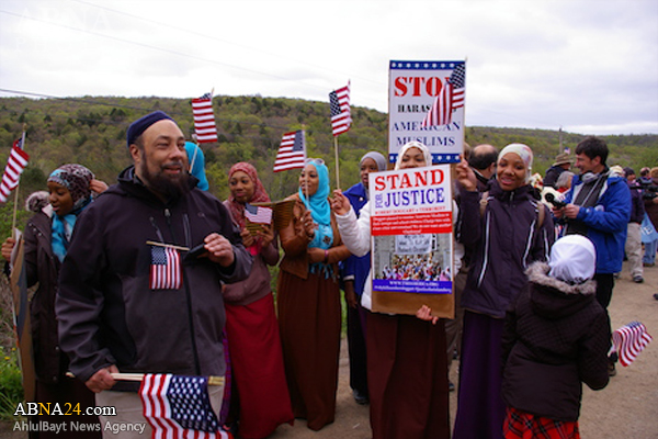 Demonstration in einem amerikanischen Dorf gegen Islamophobie + Fotos