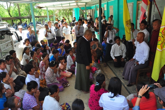မိုးကုတ္ၿမိဳ႕ ေရပူေက်ာင္း ဆရာေတာ္အား သစ္ေတာမႈျဖင့္ ျပင္ဦးလြင္ၿမိဳ႕နယ္ တရားသူႀကီး ဦးလင္းေအာင္သူက ေငြဒဏ္ က်ပ္ႏွစ္ေသာင္း (သို႔မဟု