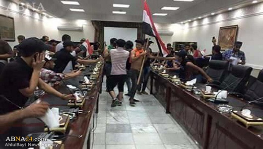 اقتحام متظاهرين لمقري رئاسة الوزراء والبرلمان في منطقة الخضراء (صور+ فيديو)