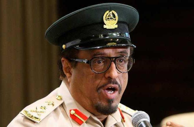 "ضاحي خلفان" يسيى ء لليمنيين: "اسكتوا..صدعتونا.. عرب..عرب" !+ (صور)