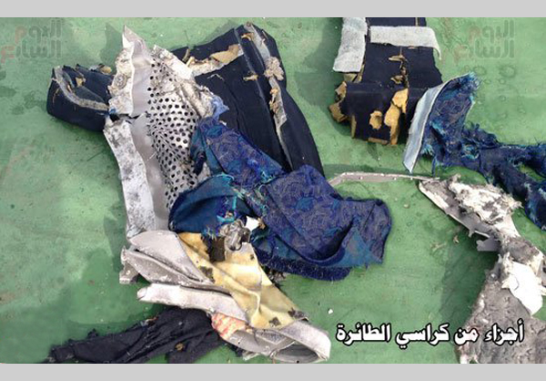 العثور على بعض أشلاء ومتعلقات لركاب الطائرة التي تحطمت في البحر المتوسط + صور