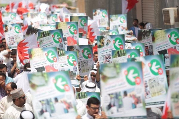 البحرينيون يتظاهرون ويطالبون بتغيير النظام 