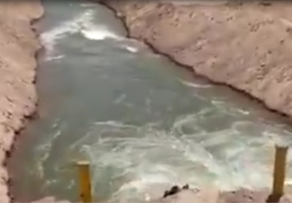 فيديو/ الحشد الشعبي يقوم بطريقة ذكية ويغرق خنادق داعش التكفيري