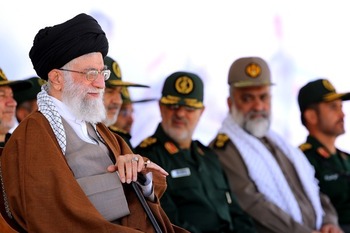 Perlawanan Iran, Penyebab Permusuhan Front Arogansi