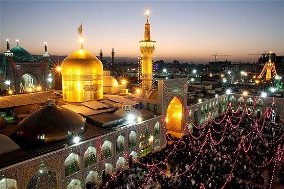Chinese Woman Inquires About Islam in Razavi Holy Shrine