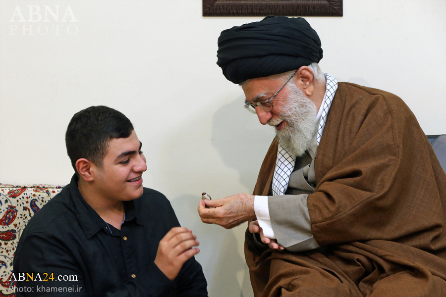 آية الله خامنئي مخاطباً أسرة الشهيد بدرالدين: "عائلتكم عائلة الشهادة" + (صور)