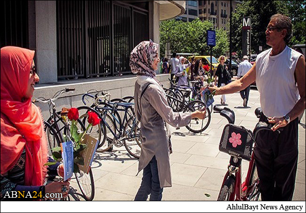 تقریر مصور/ مسلمات أميرکيات يهدين الورود إلی المارة