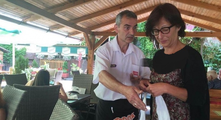 Hartmann zbog bijele trake odbili poslužiti piće u Prijedoru