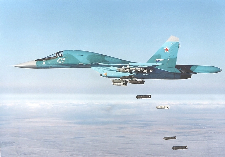 “СУ-34” тәјјарәләри террорчуларын Ракка јахынлығындакы нефт објектләрини бомбалады