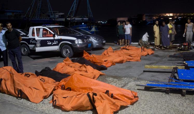 الموج يجرف جثث عشرات اللاجئين إلى ساحل غرب ليبيا