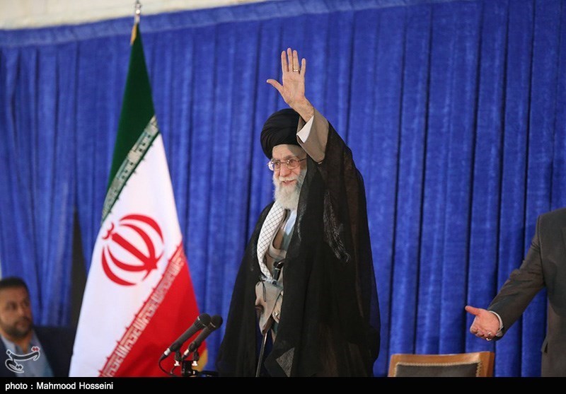  Ayetullah Hamenei: AMERİKA’YA İNANANLAR TOKAT YİYECEKTİR/ HERKES İNKILABİ KALMALI VE HAREKET ETMELİDİR 