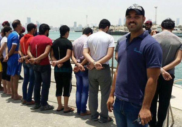 عناصر الأمن يلتقطون صورا تذكارية مع معتقلين سياسيين للتشهير بهم (الصور)