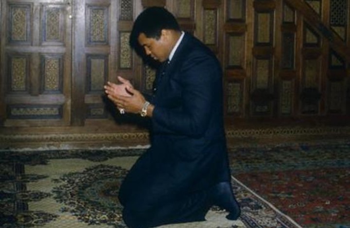 صورة نادرة لمحمد علي كلاي يزور الامام الحسين (ع)