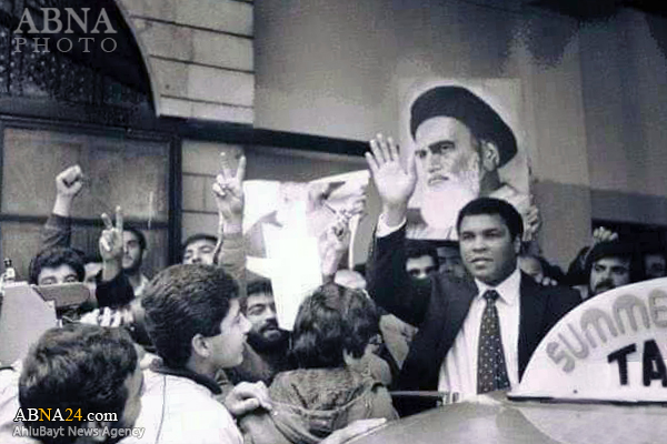 Muhammed Ali Clay ‘‘İmam Humeyni’’nin Kabrini Ziyaret Ederken / Foto