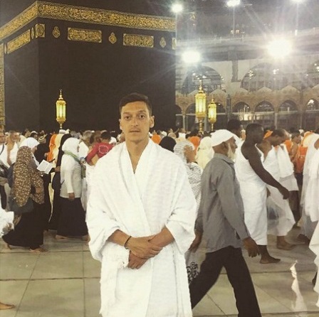 El Partido Islamófobo Alemán ‘AfD’ Critica por ser Musulmán al Jugador de Origen Turco «Mesut Özil»