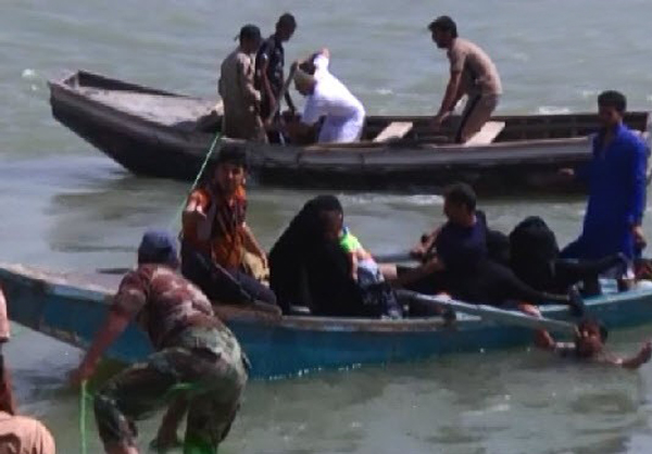 قصص مأساوية تحكيها عوائل نازحة من بطش داعش والحشد ينقذ المئات منها + (فيديو)