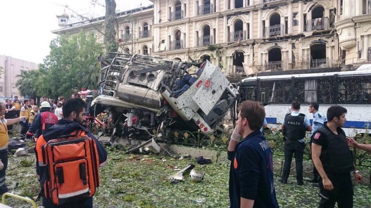 Istanbul blast 'targets police bus', 11 killed. 36 wounded / Photos 