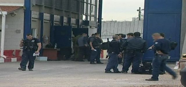 Israeli security authorities deprive 28 Palestinian children in Ofer jail to visit their families