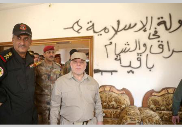 العبادي يصل الى حي الشهداء جنوبي الفلوجة بعد تحريرها ورفع العلم العراقي فوق مبانيه + (صور)