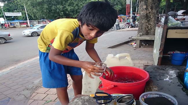অন্যকে খাইয়েও রোজা রাখছে শিশু সুমন 