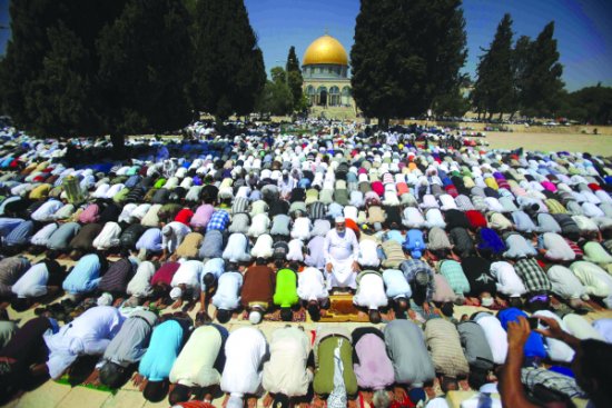 عشرة آلاف فلسطيني يصلون في "المسجد الاقصى" رغم القيود