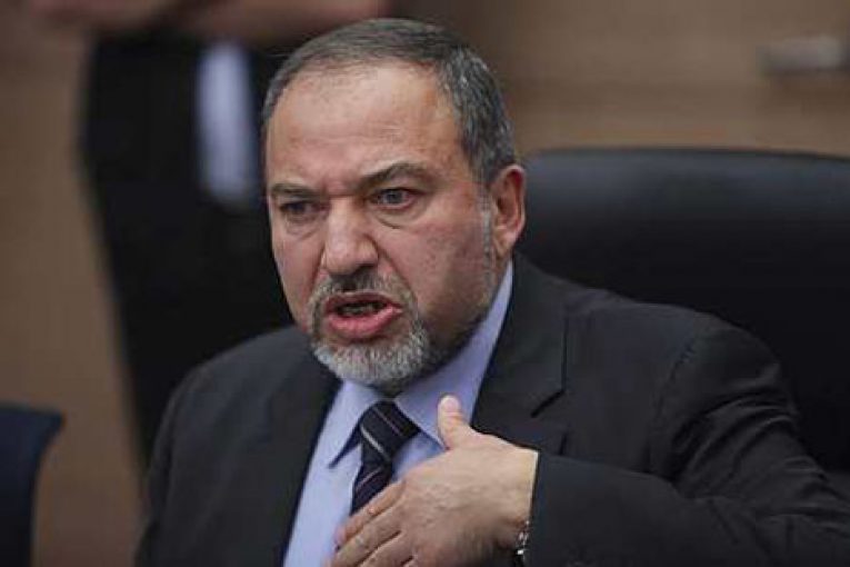 وزير الدفاع الإسرائيلي يأمر بعدم تسليم جثث الفلسطينيين لعائلاتهم
