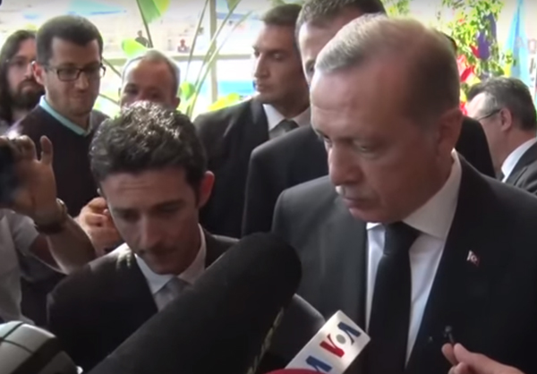 أردوغان ينسحب من جنازة كلاي وحرسه الشخصي يشتبك مع موظفي جهاز الأمن + (فيديو)