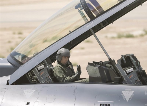 وزير الدفاع العراقي يقود "شخصيا" طائرة F16 لقصف "داعش" + (صور)