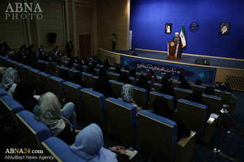 ڕوحانی :به‌ ده‌سته‌وه‌ دانی میناک و سه‌رچه‌شنی ژنی موسوڵمانی چالاک ، ڕاسپێری و ئه‌رکی ژنانی ئێرانییە