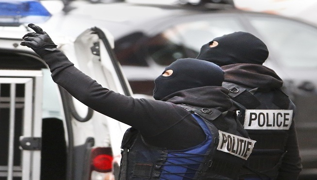 الشرطة تقتل مسلحا قتل شرطيا واحتجز عائلته قرب باريس