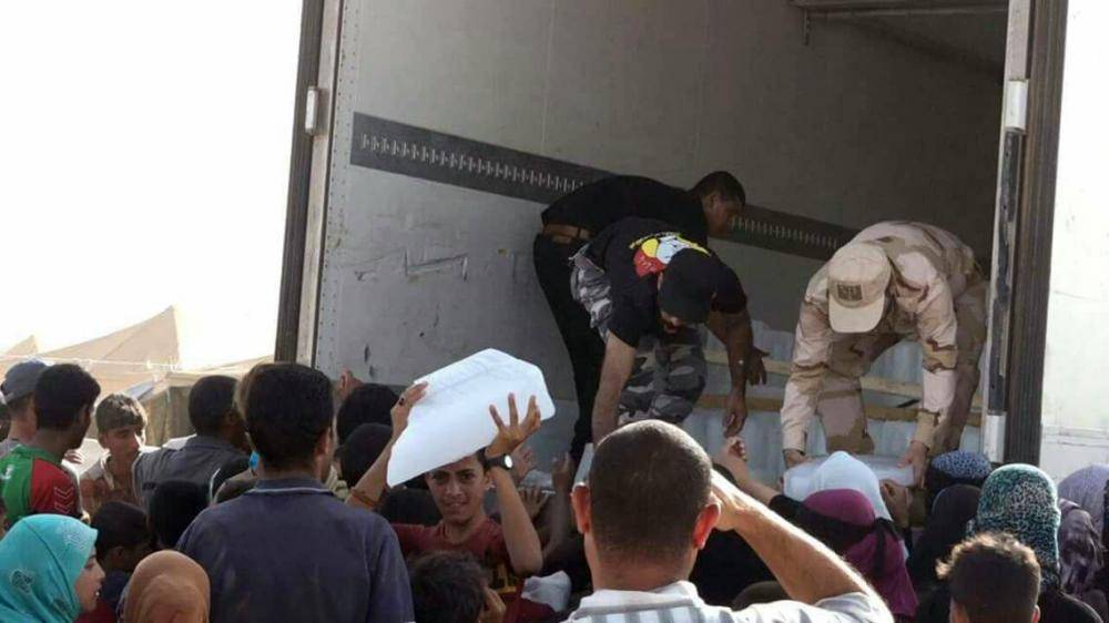العتبةُ العبّاسية المقدسة تقدم مساعدات انسانية للنازحين من الفلوجة + صور