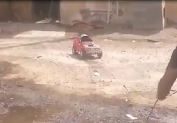 فيديو / الحشد الشعبي ينقل الطعام بطريقة ذكية بسبب وجود قناص داعش