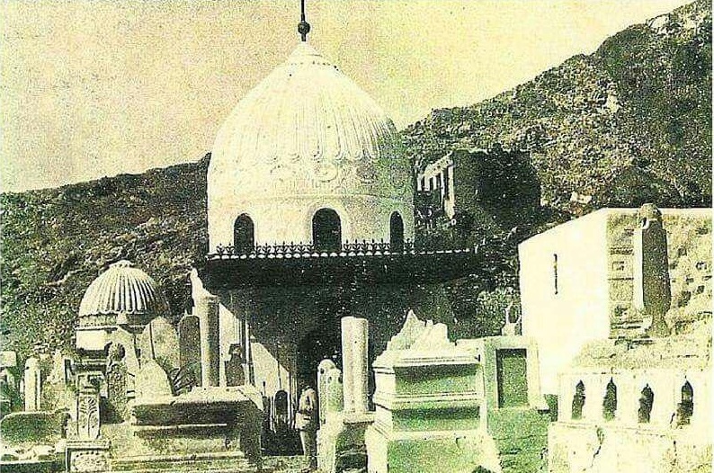 Sanctuary Bibi Khadidja (P) avant sa destruction par le régime wahhabite al-Saud